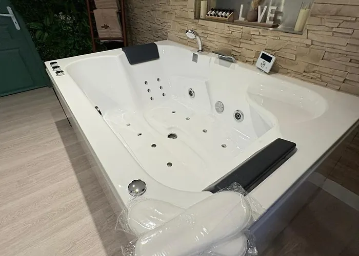 Nid D Indonezen Balneo & Table De Massage بيت للعطل Saint-Nicolas-de-la-Grave