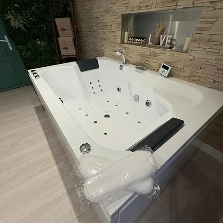 Nid D Indonezen Balneo & Table De Massage Casa de Férias Saint-Nicolas-de-la-Grave