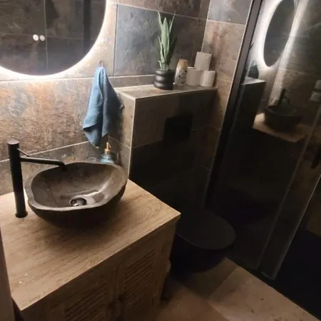 Nid D Indonezen Balneo & Table De Massage